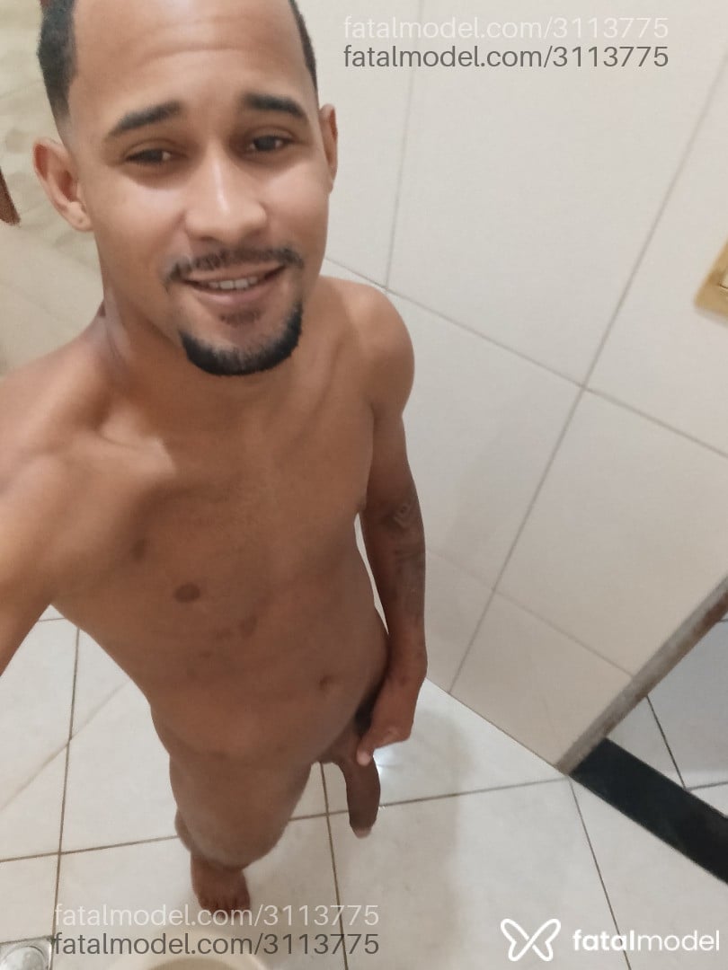 Acompanhante homem com cabelo castanho de olhos castanhos - Miqueias Acompanhante homem com cabelo castanho de olhos castanhos - Miqueias