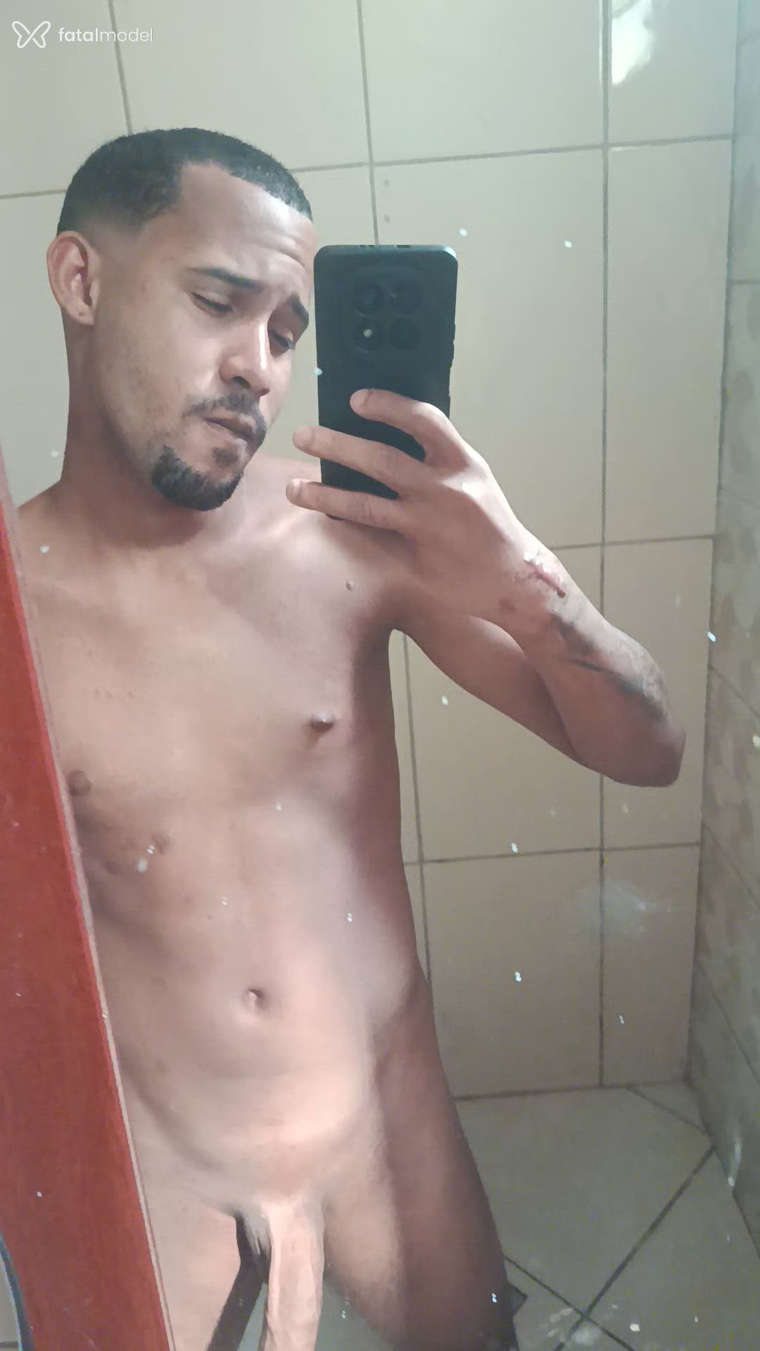Acompanhante homem com cabelo castanho de olhos castanhos - Miqueias Acompanhante homem com cabelo castanho de olhos castanhos - Miqueias