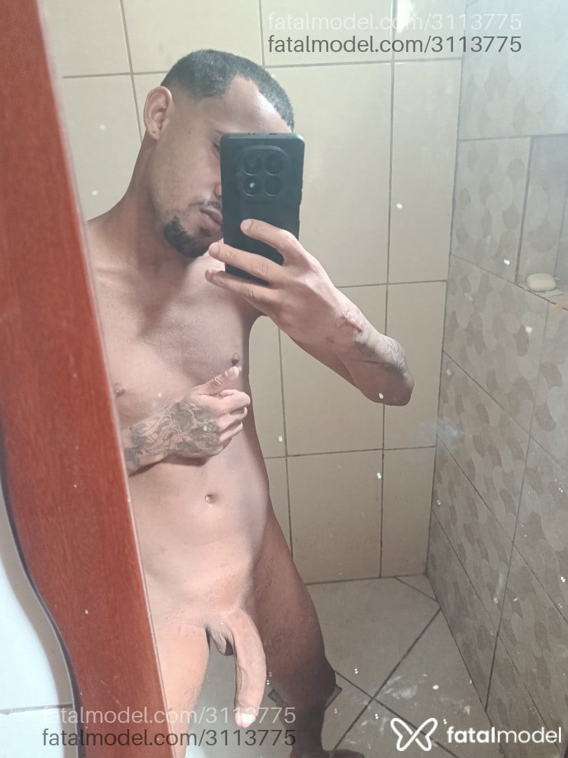 Acompanhante homem com cabelo castanho de olhos castanhos - Miqueias Acompanhante homem com cabelo castanho de olhos castanhos - Miqueias