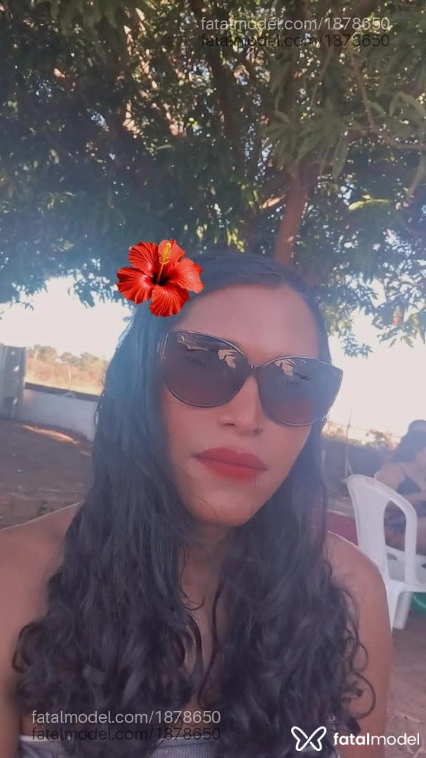 Acompanhante mulher trans com cabelo castanho de olhos pretos - Aghatta Wolfman