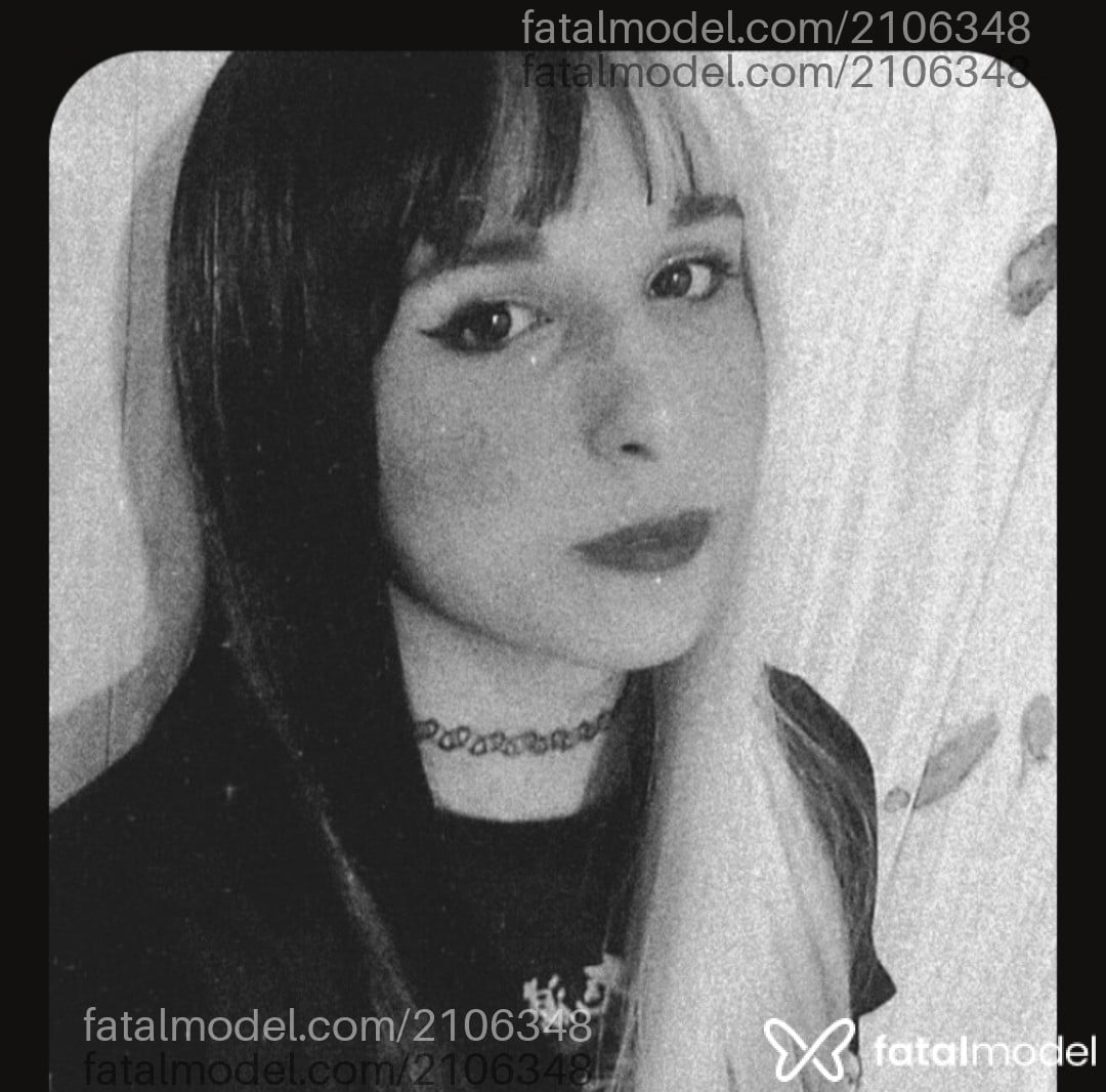 Acompanhante mulher trans com cabelo colorido de olhos castanhos - Mina