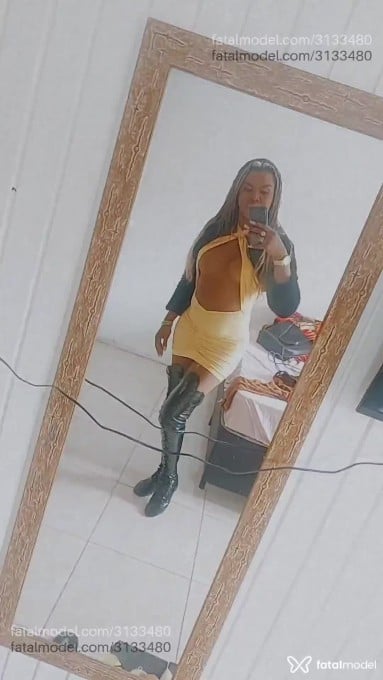 Acompanhante mulher trans loira (o) de olhos pretos - Ayla Braga
