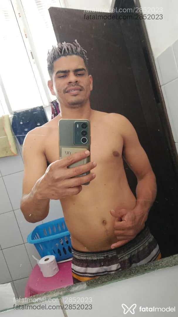 Acompanhante homem com cabelo grisalho de olhos castanhos - Júnin