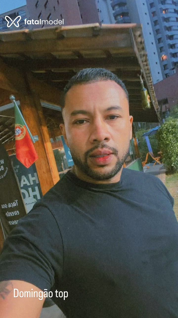 Acompanhante homem com cabelo castanho de olhos castanhos - Henrique