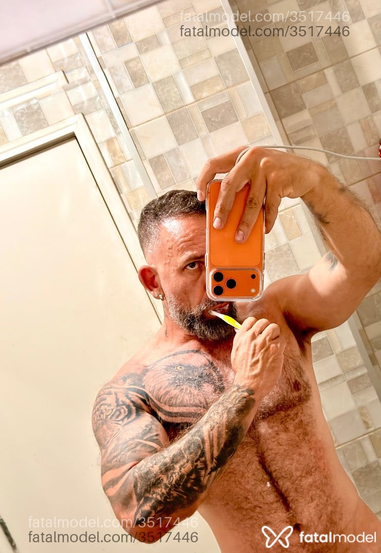 Acompanhante homem com cabelo grisalho de olhos verdes - Fernando