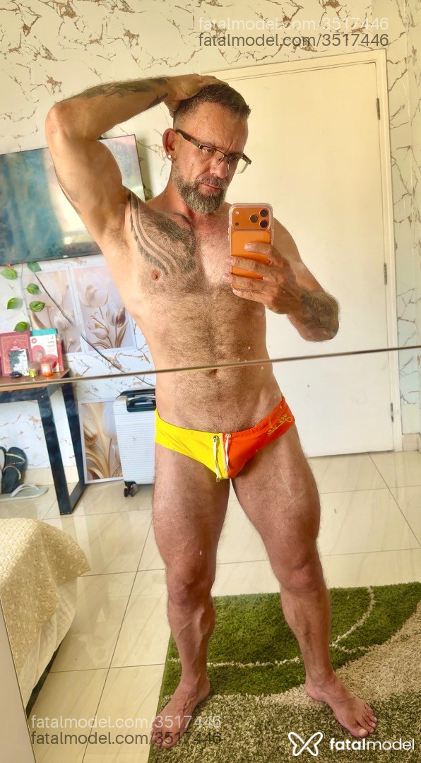 Acompanhante homem com cabelo grisalho de olhos verdes - Fernando
