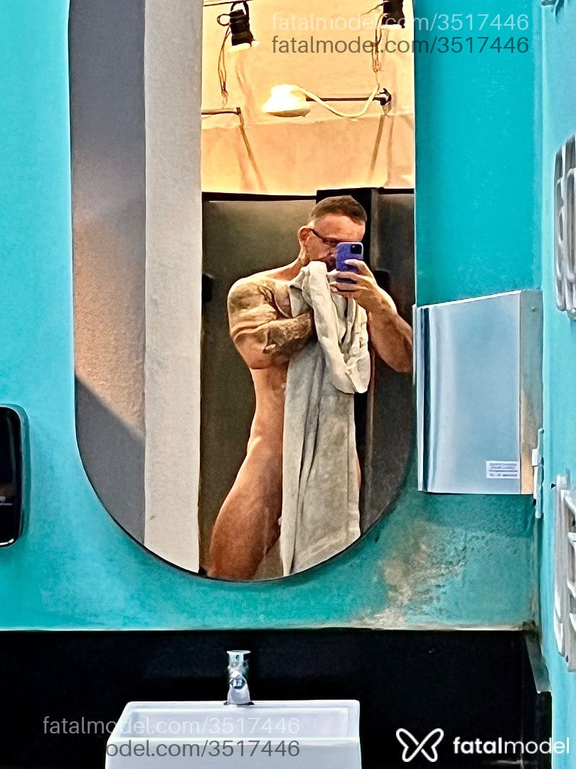 Acompanhante homem com cabelo grisalho de olhos verdes - Fernando