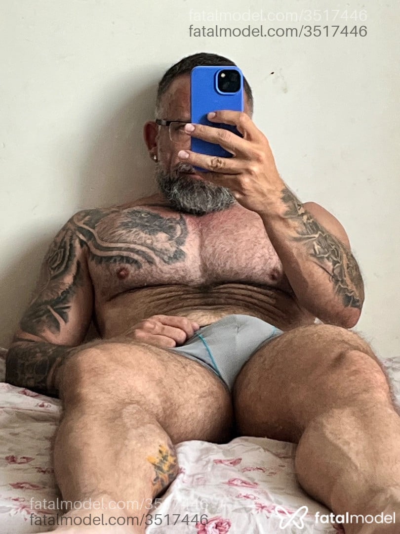 Acompanhante homem com cabelo grisalho de olhos verdes - Fernando
