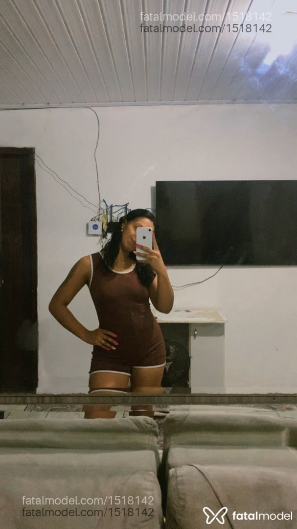 Acompanhante mulher morena (o) de olhos pretos - Maitê