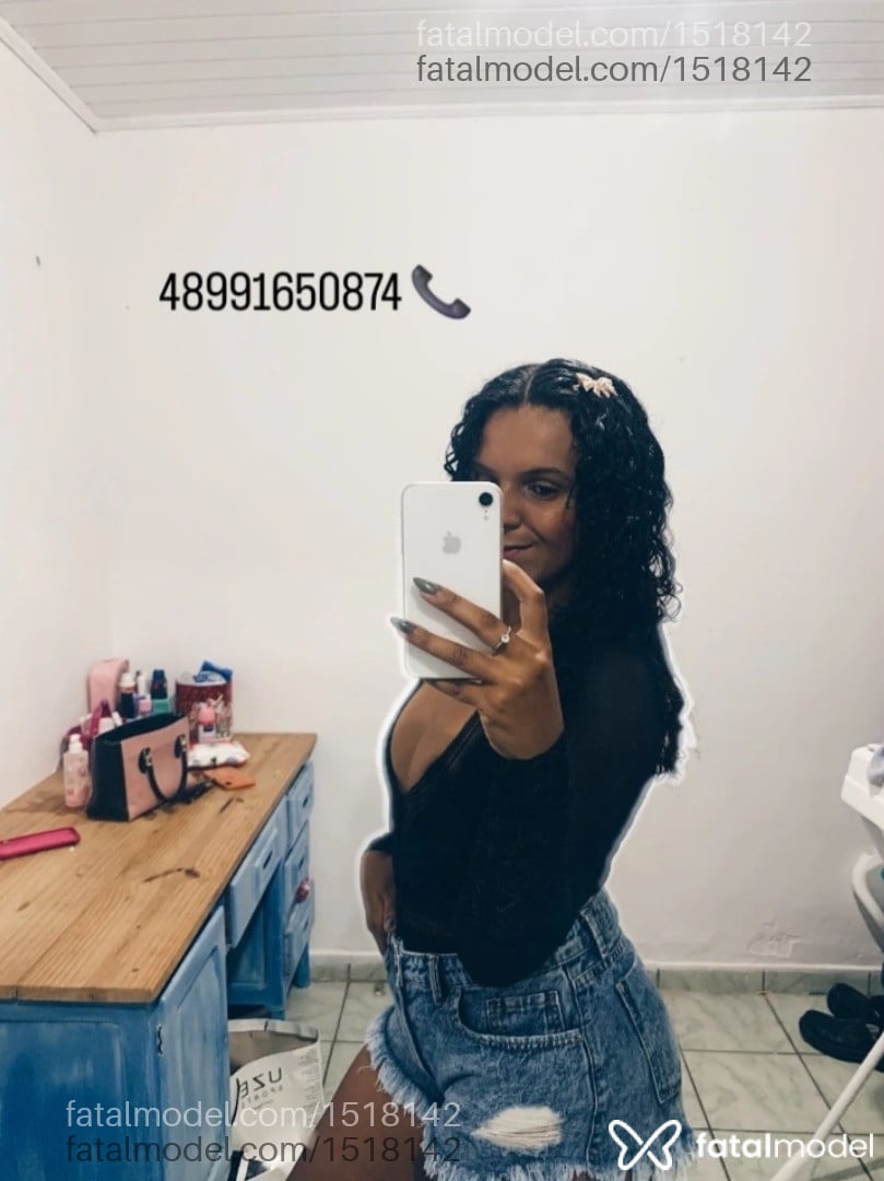 Acompanhante mulher morena (o) de olhos pretos - Maitê