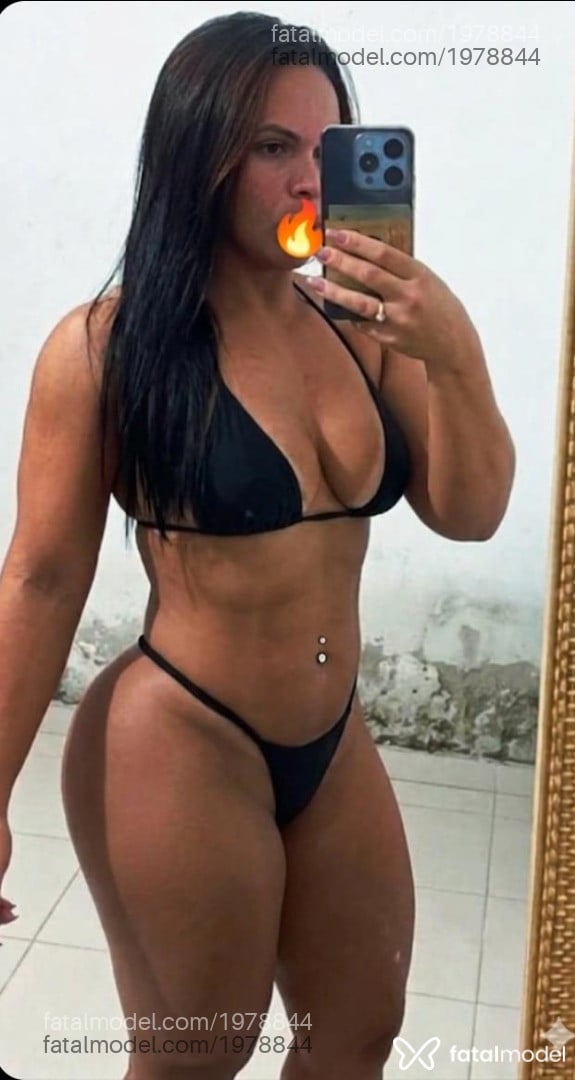 Acompanhante mulher com cabelo castanho de olhos mel - Bruninha Cearense