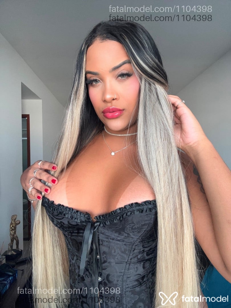 Acompanhante travesti morena (o) de olhos pretos - Júlia Teixeira
