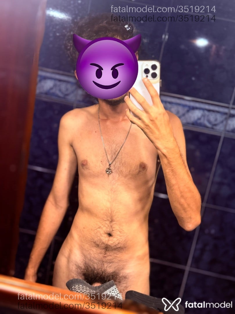Acompanhante homem com cabelo colorido de olhos castanhos - Danilo