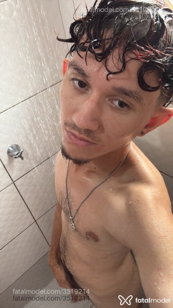 Acompanhante homem com cabelo colorido de olhos castanhos - Danilo