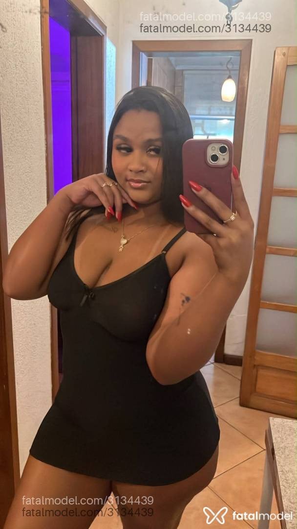 Acompanhante mulher morena (o) de olhos castanhos - Maya Gonzales