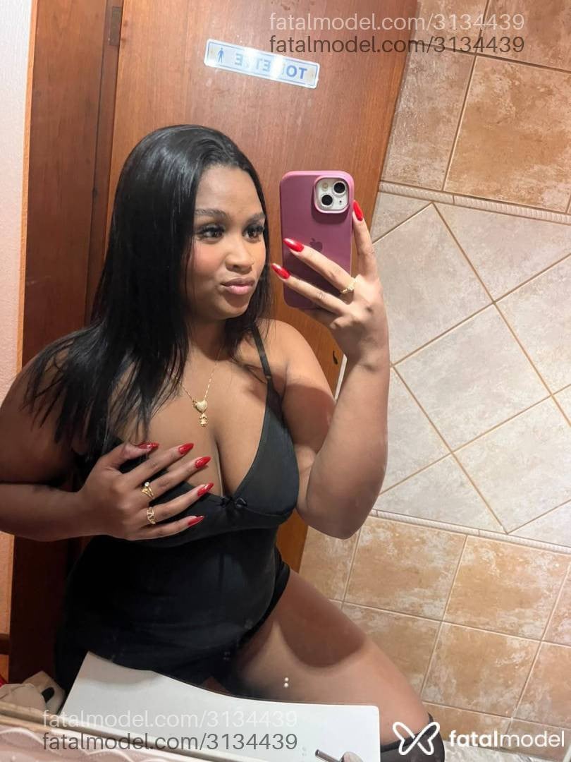 Acompanhante mulher morena (o) de olhos castanhos - Maya Gonzales