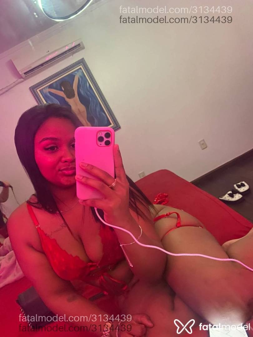 Acompanhante mulher morena (o) de olhos castanhos - Maya Gonzales