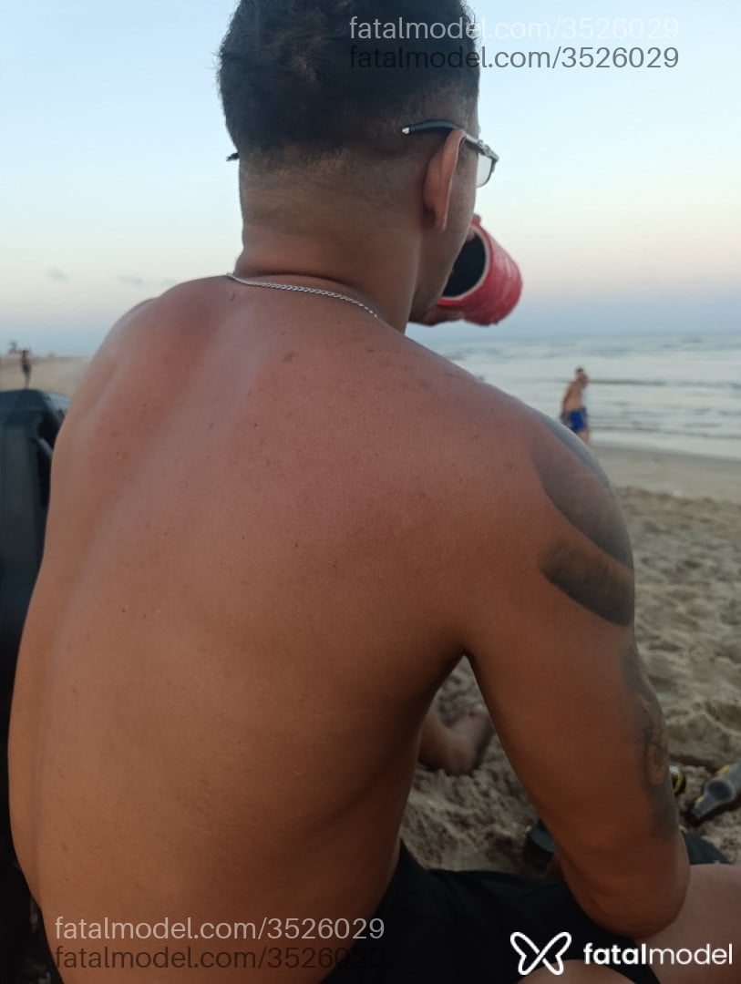 Acompanhante homem com cabelo castanho de olhos castanhos - Aleex Sandro
