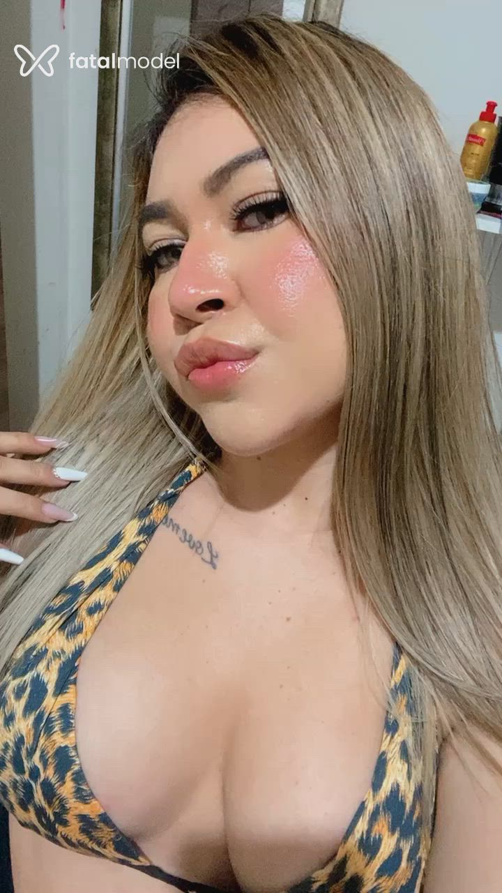 Acompanhante mulher loira (o) de olhos castanhos - Lya