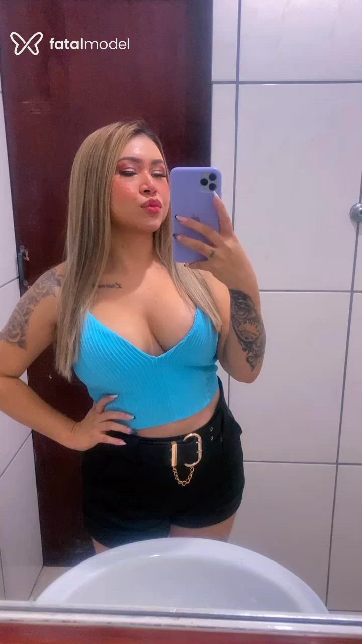 Acompanhante mulher loira (o) de olhos castanhos - Lya