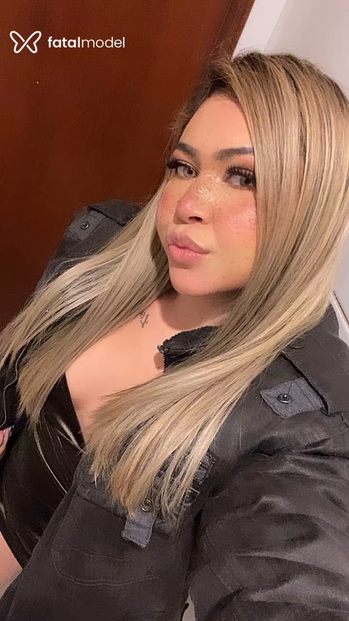 Acompanhante mulher loira (o) de olhos castanhos - Lya
