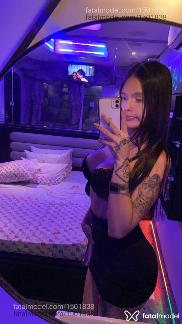 Acompanhante mulher trans com cabelo castanho de olhos castanhos - Sophya Victoria