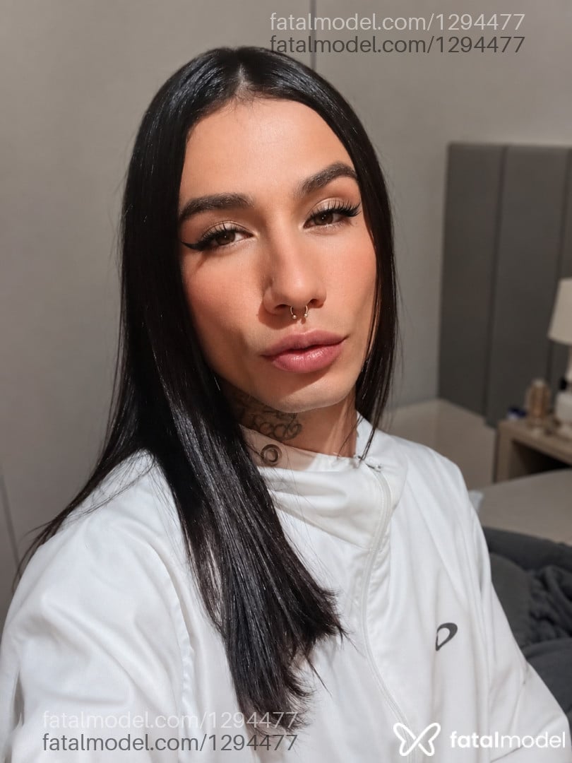 Acompanhante mulher trans com cabelo colorido de olhos mel - Lavnia Ferraz