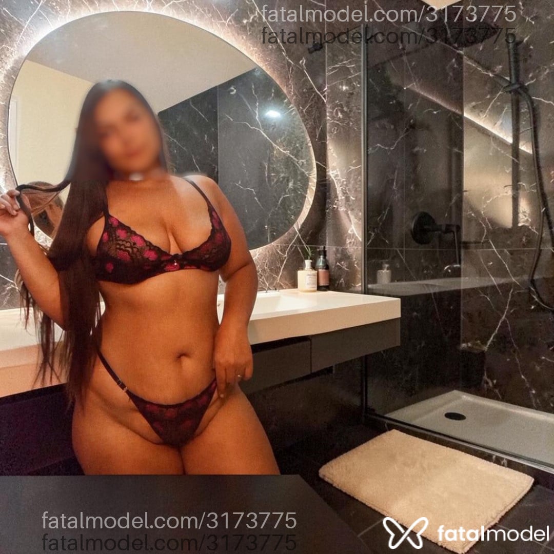 Acompanhante mulher com cabelo castanho de olhos castanhos - Naiara