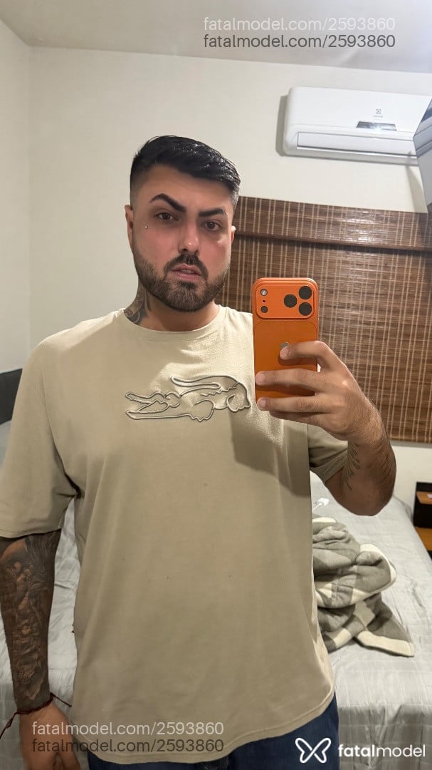 Acompanhante homem morena (o) de olhos castanhos - Oliver