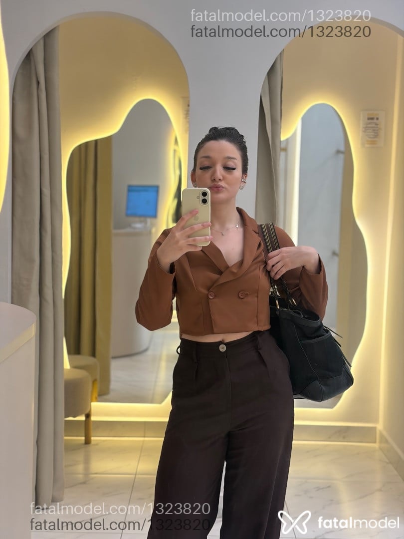 Acompanhante mulher com cabelo castanho de olhos castanhos - Tayná Maruyama