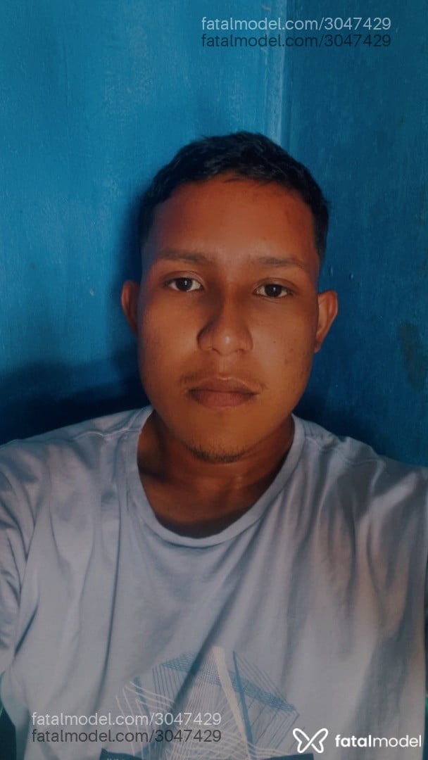 Acompanhante homem com cabelo castanho de olhos pretos - Daniel