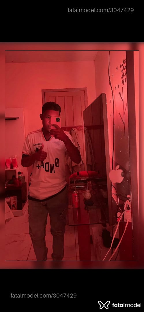 Acompanhante homem com cabelo castanho de olhos pretos - Daniel