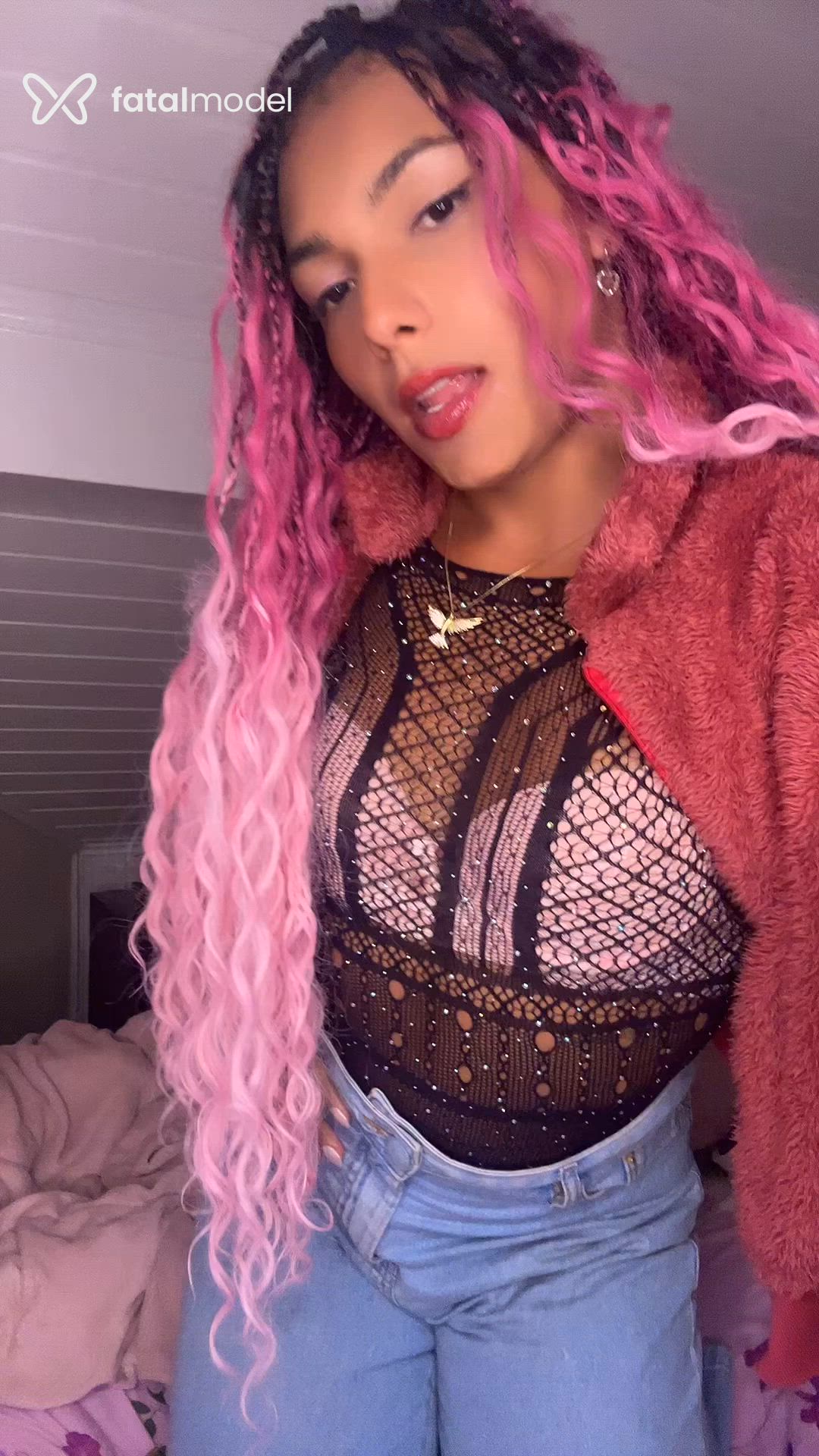 Acompanhante travesti com cabelo castanho de olhos pretos - Halana