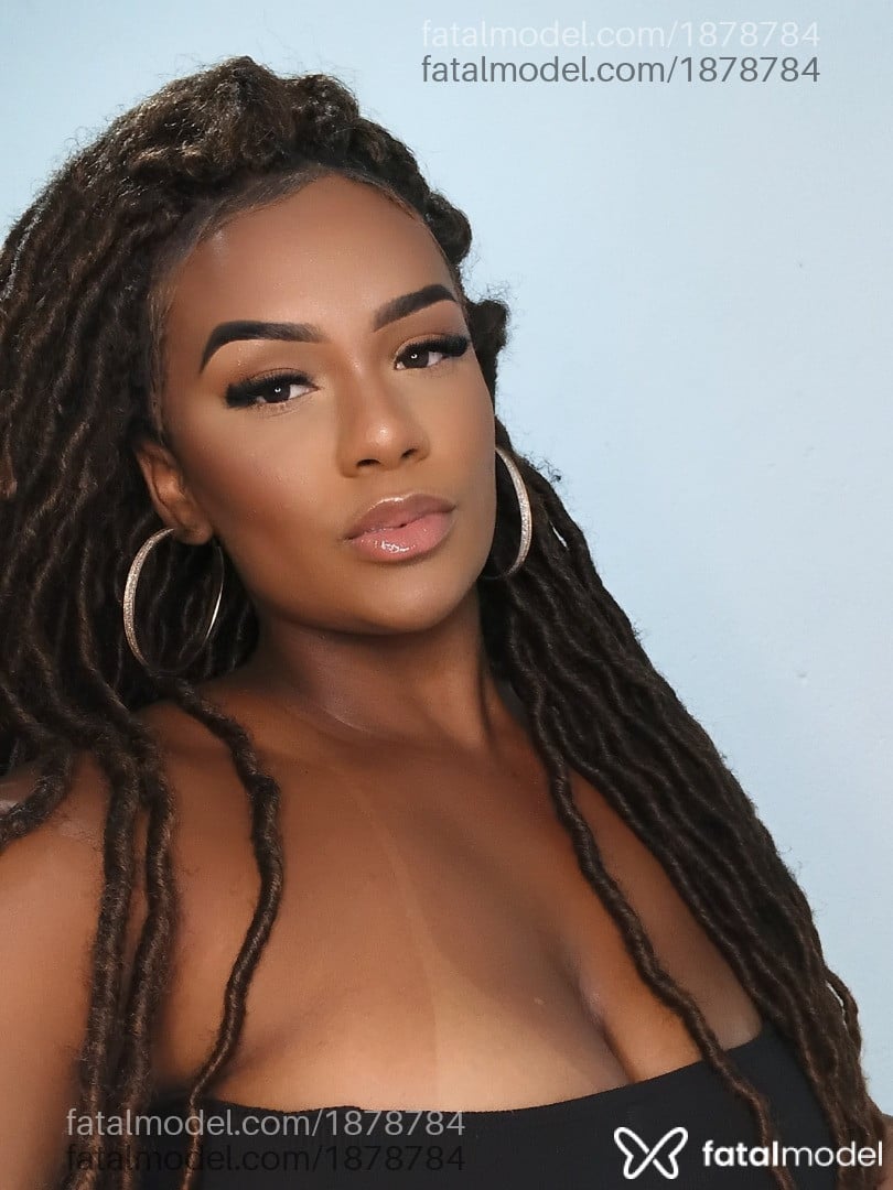 Acompanhante mulher com cabelo colorido de olhos castanhos - Karein