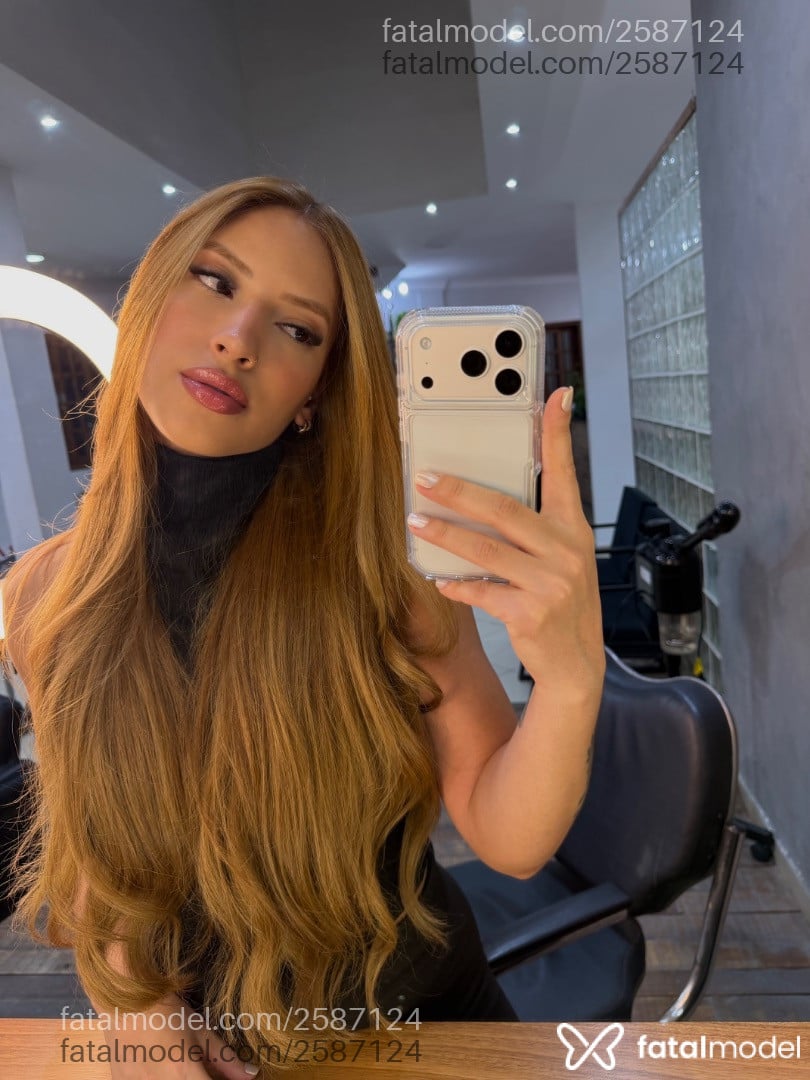 Acompanhante mulher loira (o) de olhos castanhos - Bia Perez