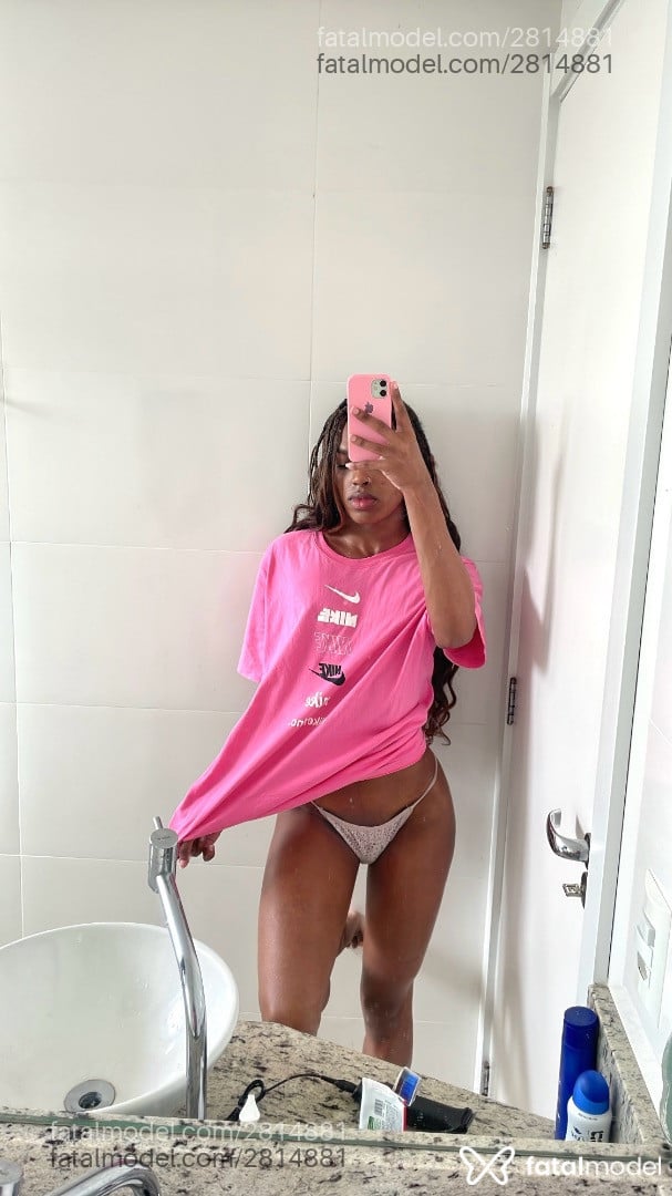 Acompanhante mulher trans com cabelo castanho de olhos castanhos - Manu Santos