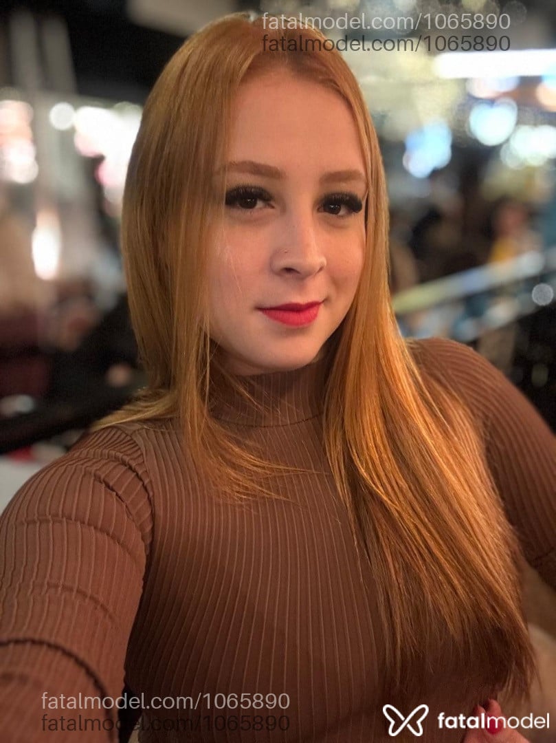 Acompanhante mulher ruiva (o) de olhos castanhos - Rebeca