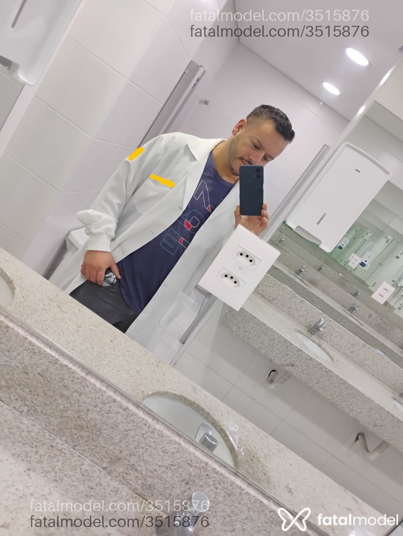 Acompanhante homem com cabelo castanho de olhos castanhos - Rickardo Dom