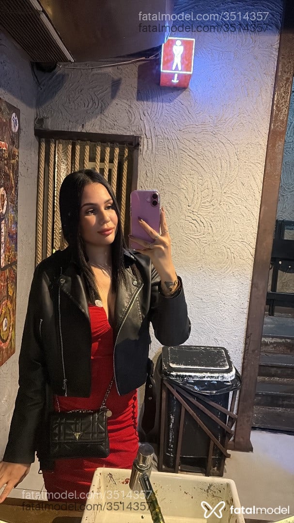 Acompanhante mulher com cabelo castanho de olhos castanhos - Lua Alves