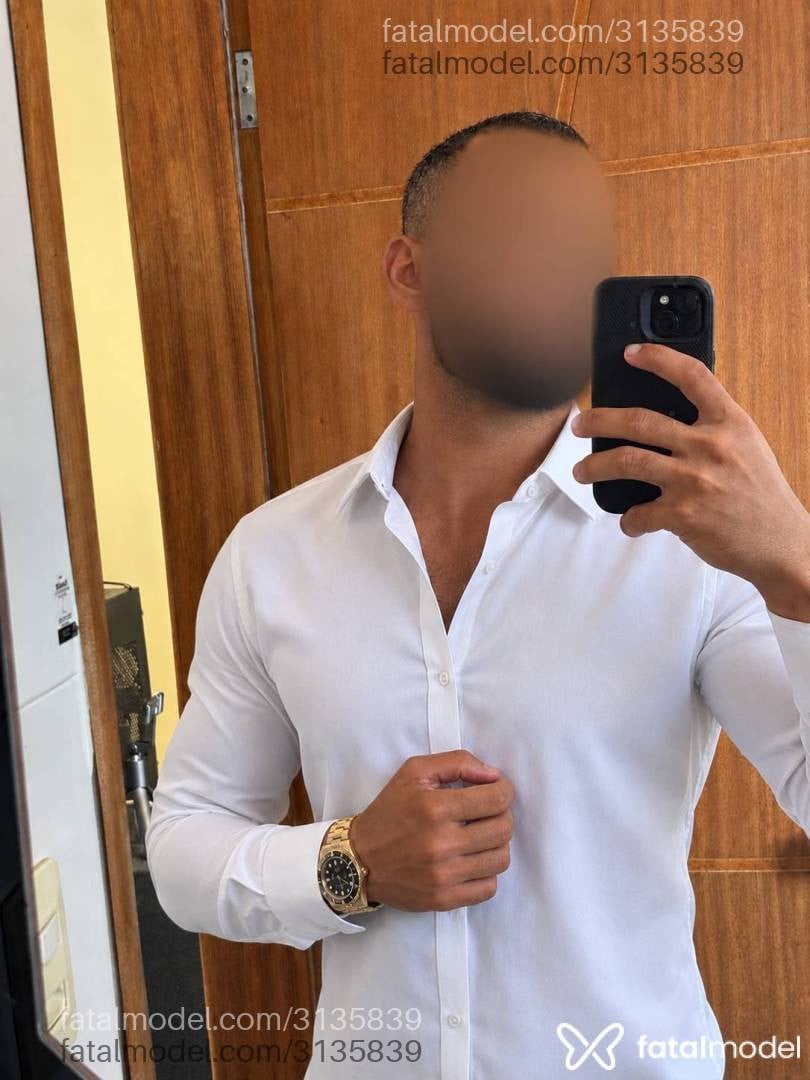 Acompanhante homem com cabelo grisalho de olhos pretos - Antônio