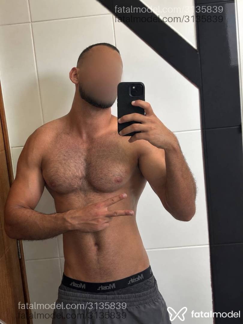 Acompanhante homem com cabelo grisalho de olhos pretos - Antônio