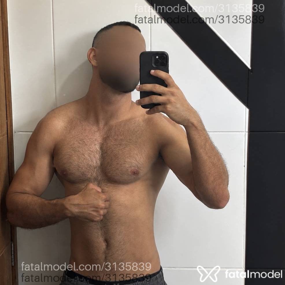Acompanhante homem com cabelo grisalho de olhos pretos - Antônio