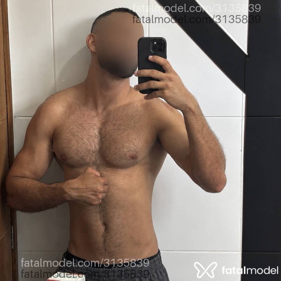Acompanhante homem com cabelo grisalho de olhos pretos - Antônio