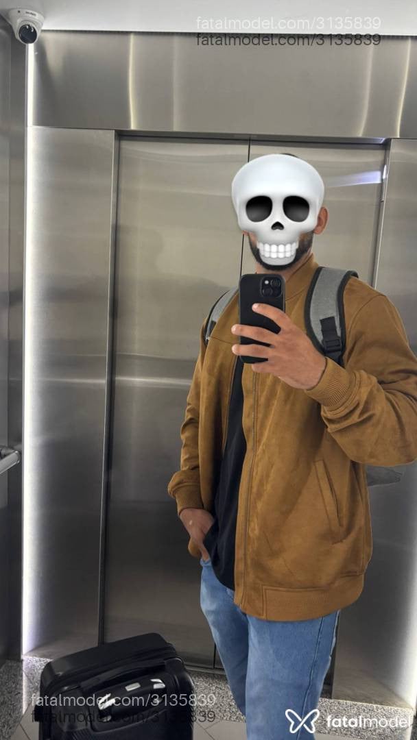 Acompanhante homem com cabelo grisalho de olhos pretos - Antônio