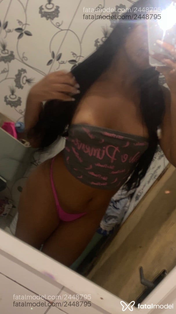 Acompanhante mulher trans morena (o) de olhos castanhos - Mirella