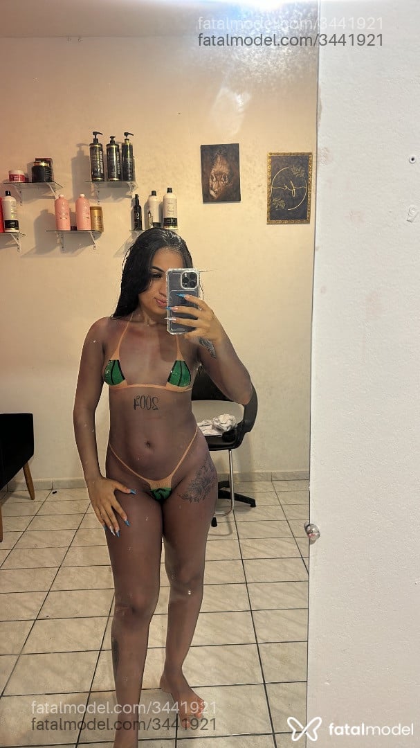 Acompanhante mulher morena (o) de olhos pretos - Estrela Acompanhante mulher morena (o) de olhos pretos - Estrela