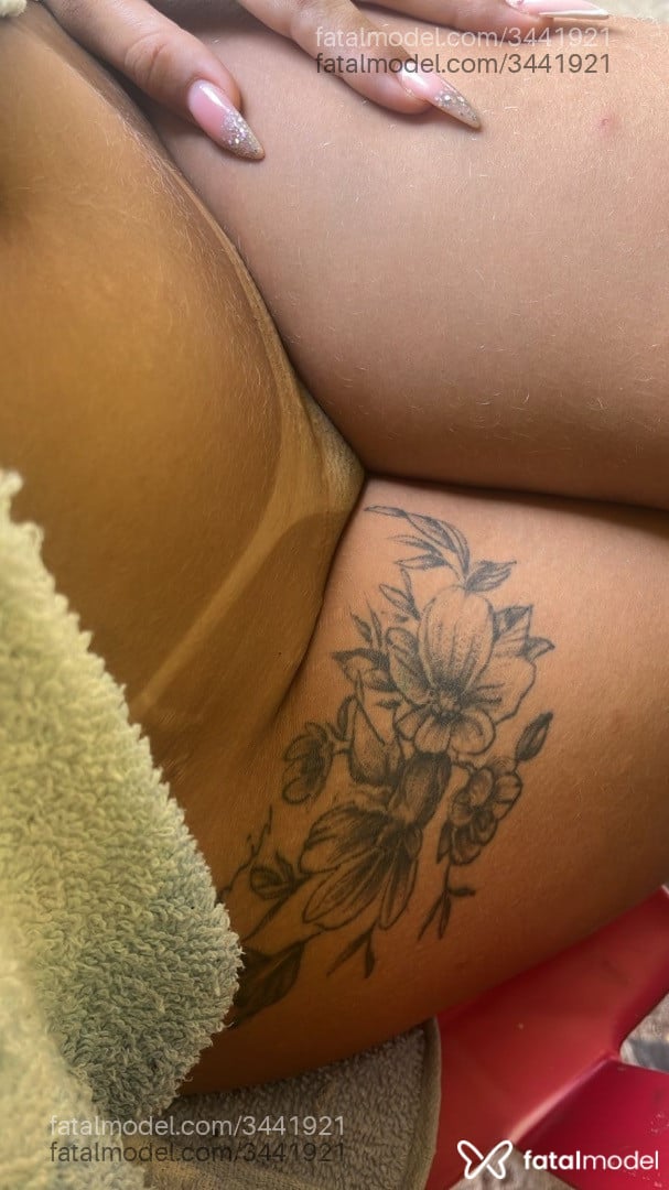 Acompanhante mulher morena (o) de olhos pretos - Estrela Acompanhante mulher morena (o) de olhos pretos - Estrela