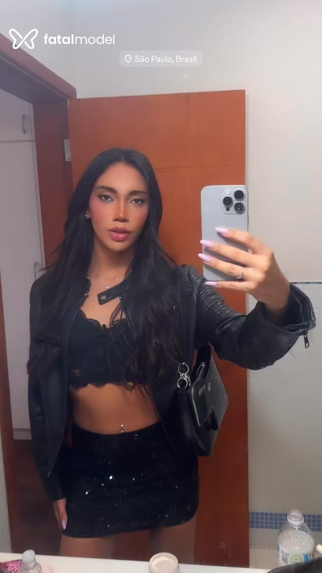 Acompanhante mulher trans morena (o) de olhos pretos - Kauani