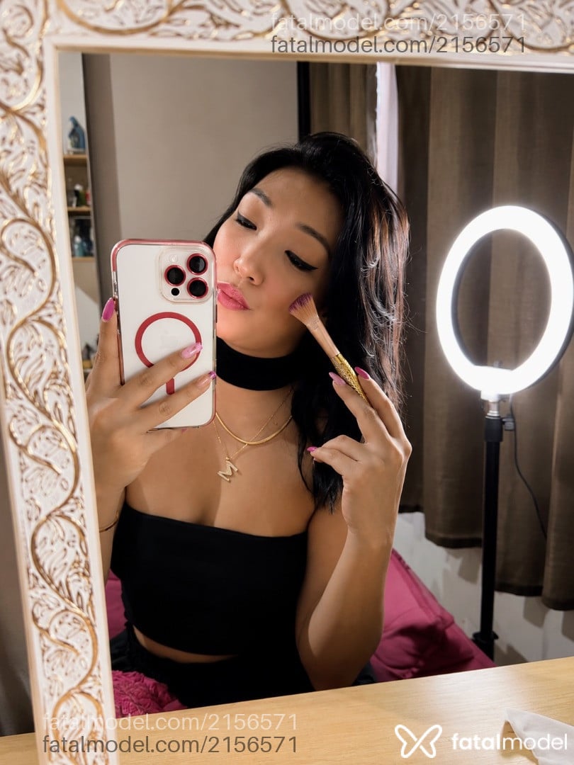 Acompanhante mulher morena (o) de olhos pretos - Bebella