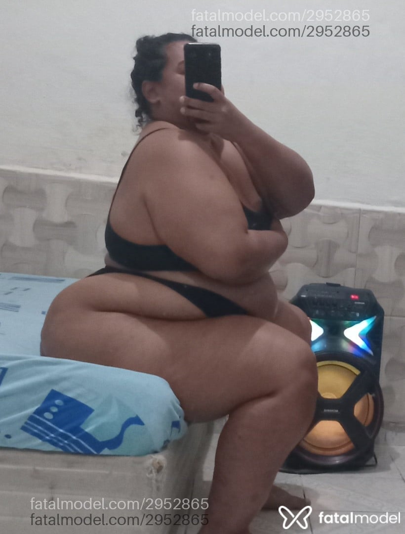 Acompanhante mulher morena (o) de olhos pretos - Chocotona
